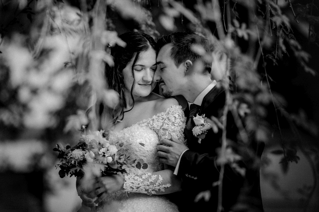 Brautpaar zwischen Zweigen Schwarzweiß-Bild