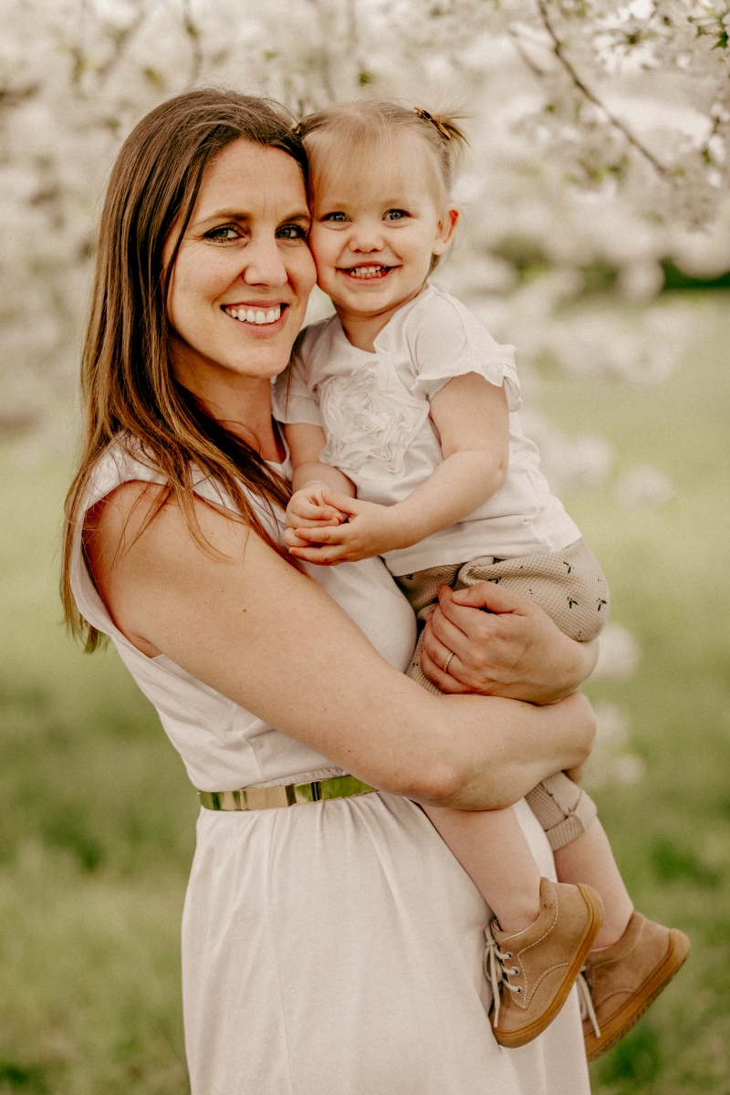 Mama mit Tochter auf Sommerwiesen beim Familien-Fotoshooting