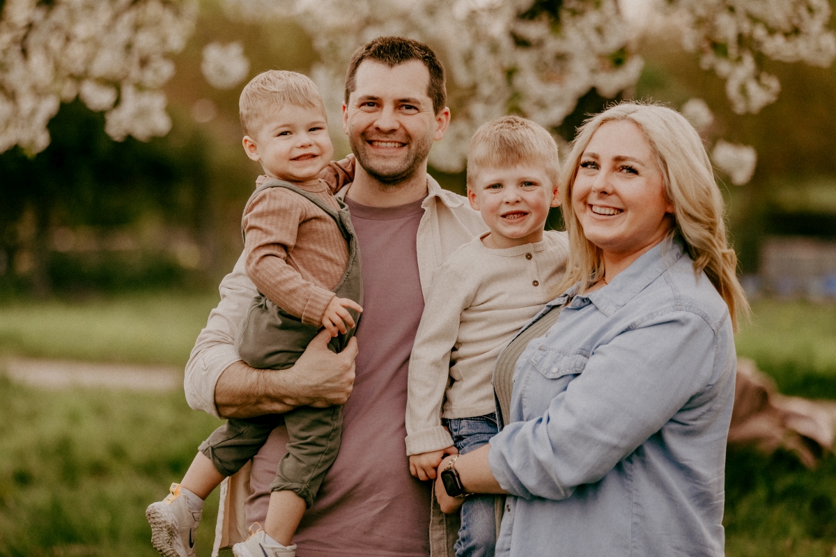 Familie mit zwei Söhnen im Frühling beim Familien-Fotoshooting