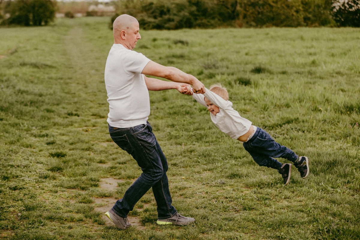 Papa und Sohn beim Familien-Fotoshooting