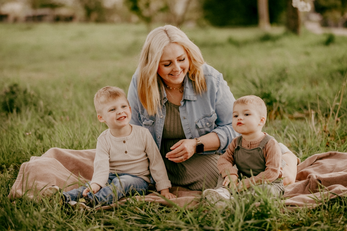 Mama mit zwei Söhnen im Frühling beim Familien-Fotoshooting
