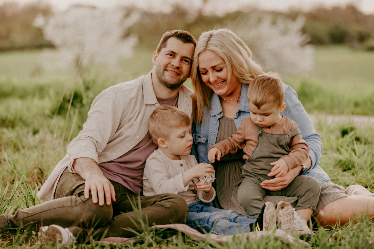 Familie mit zwei Söhnen im Frühling beim Familien-Fotoshooting