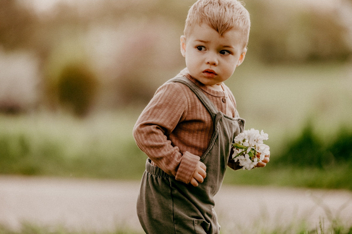 Kleiner Junge mit Kirschblüten beim Familien-Fotoshooting
