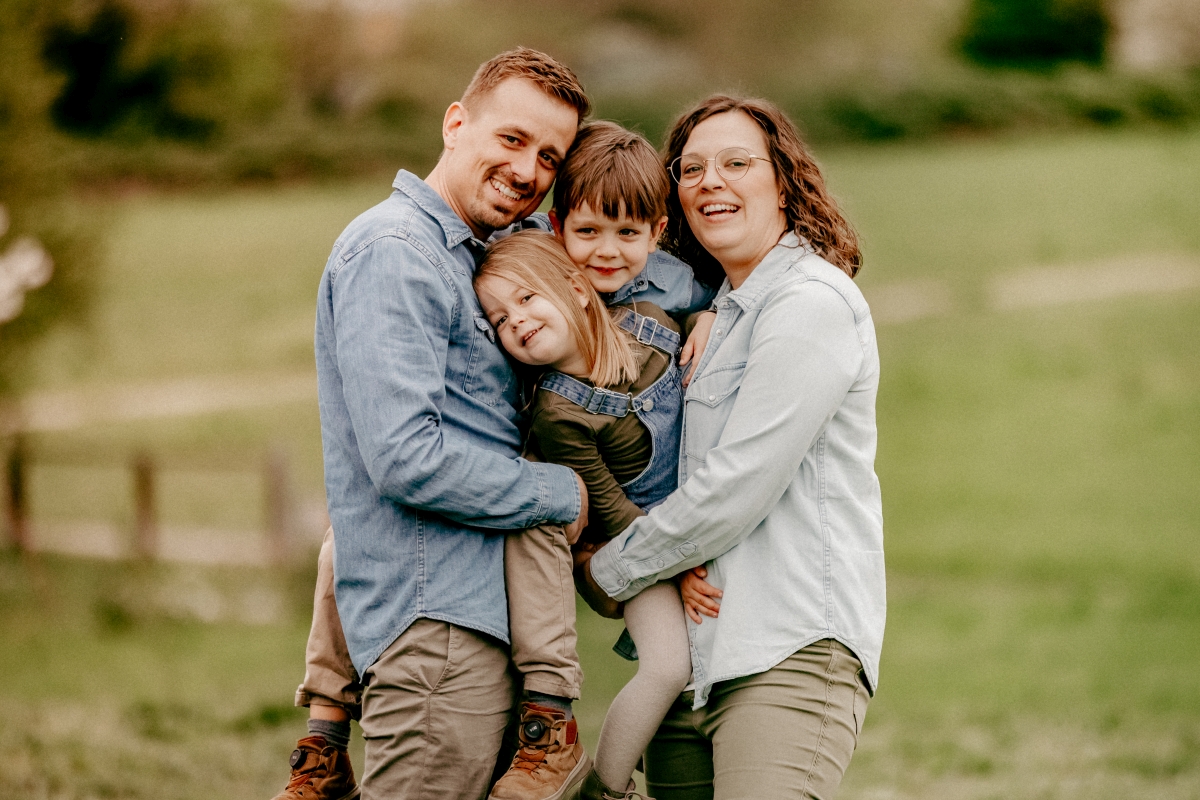Familie mit zwei Kindern auf Frühlingswiese beim Familien-Fotoshooting