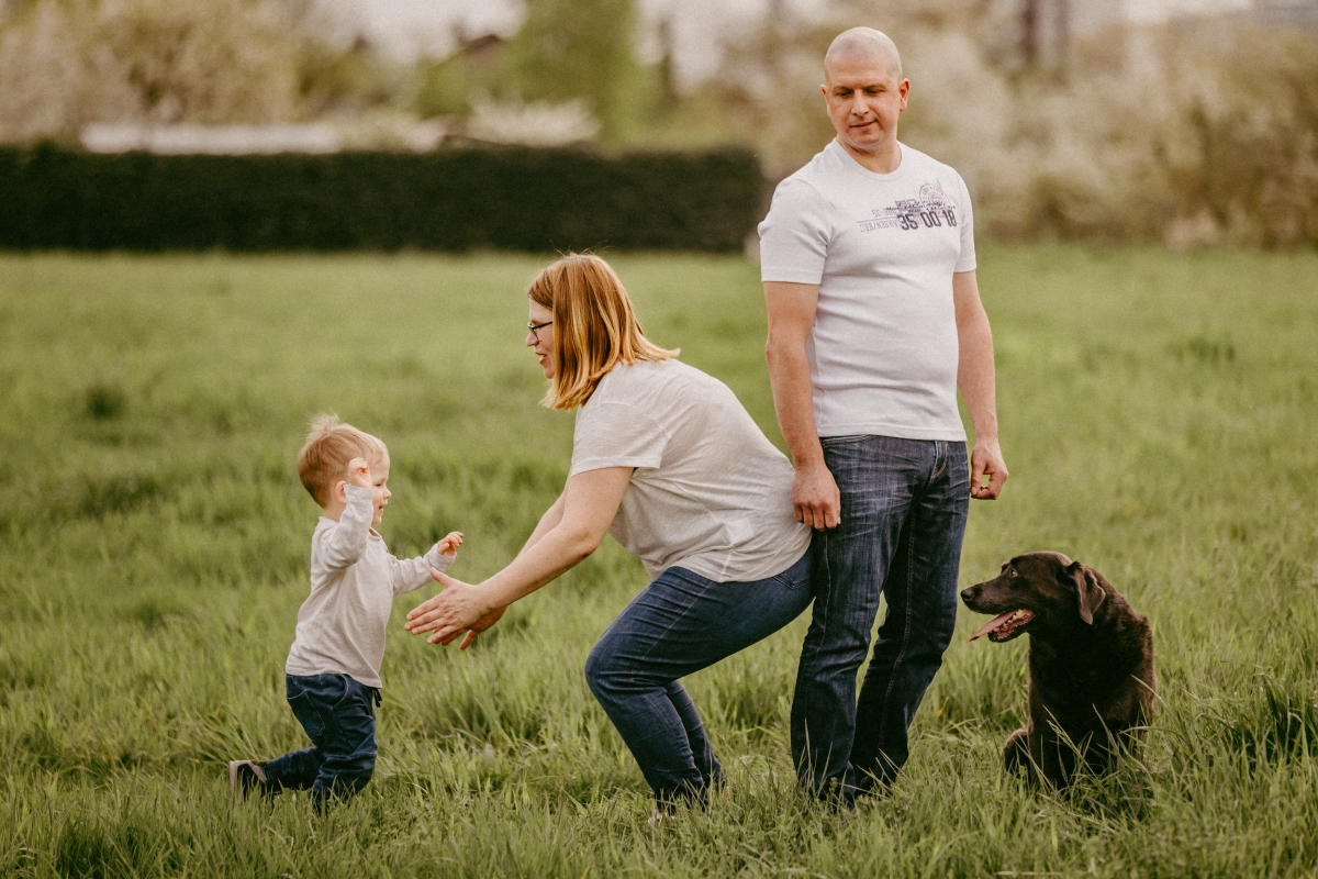 Familie in der Natur mit Hund beim Familien-Fotoshooting