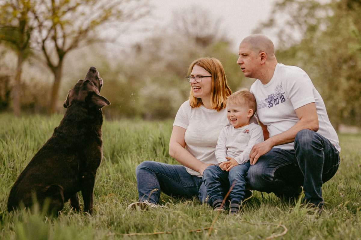 Familie in der Natur mit Hund beim Familien-Fotoshooting