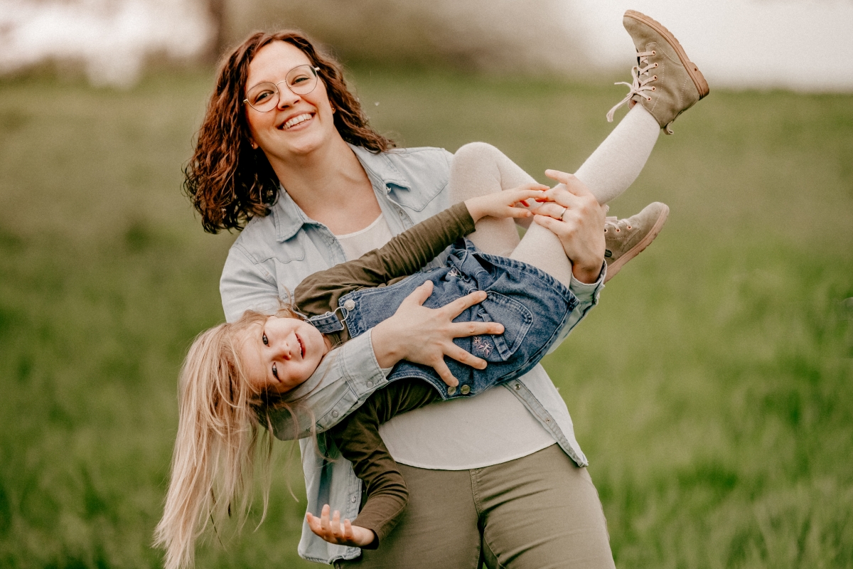 Mutter und Tochter auf Frühlingswiese beim Familien-Fotoshooting