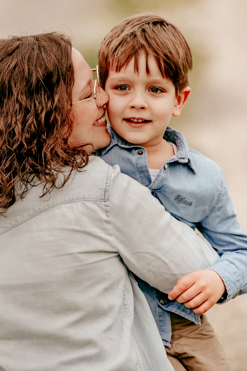 Mutter und Sohn auf Frühlingswiese beim Familien-Fotoshooting