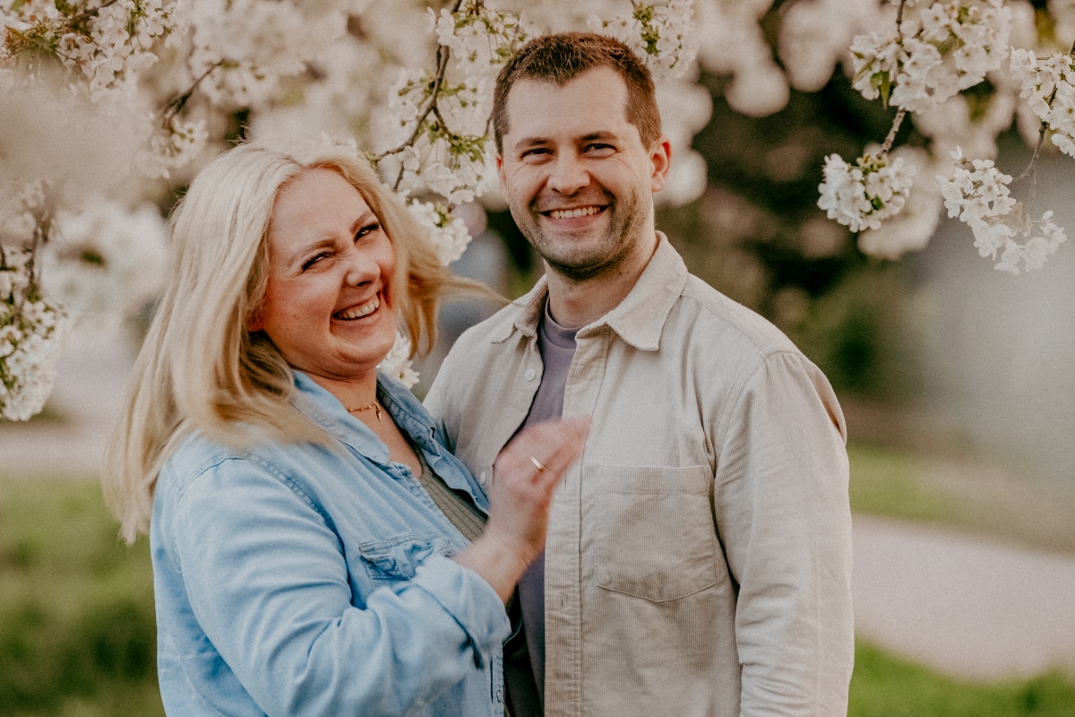 Paar unter Kirschblüten beim Familien-Fotoshooting